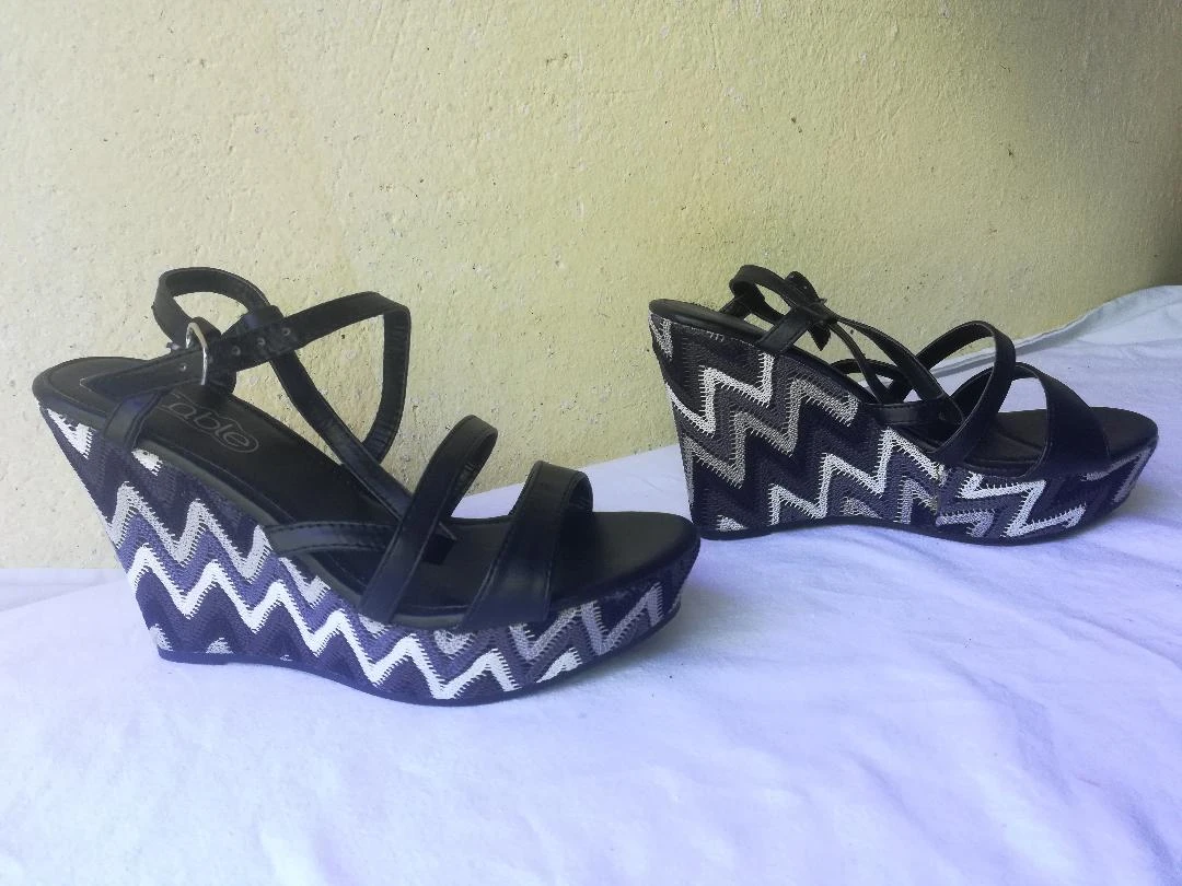 Sandales Noir à talons compensés bicolore Noir/Gris pointure 38-neuves (défaut)